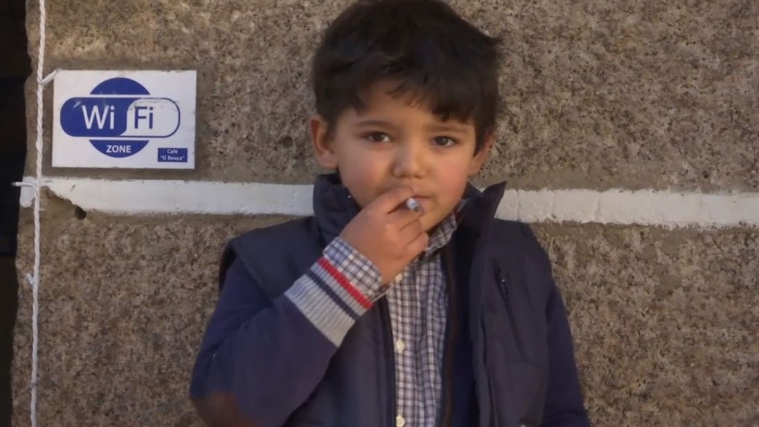 Hagyományból cigiztetik a szülők vízkeresztkor egy portugál falu kisgyerekeit