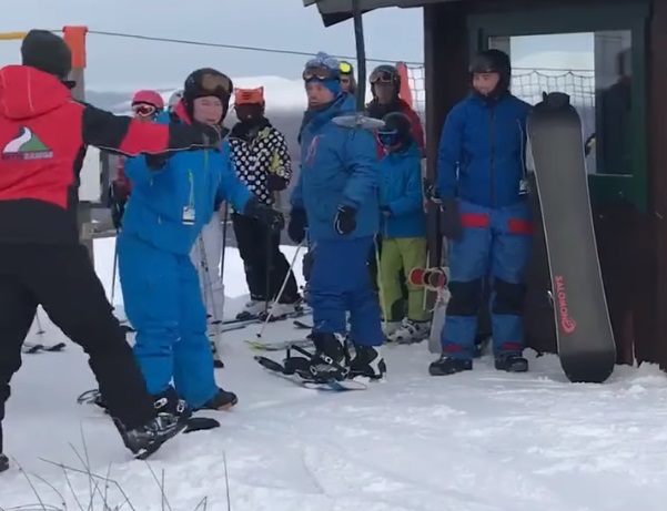 Az életükben először snowboardozó haverok bénázásán szakad a net – videó