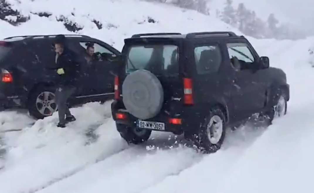 Szétalázta a BMW-t a hóban az apró Suzuki – videó