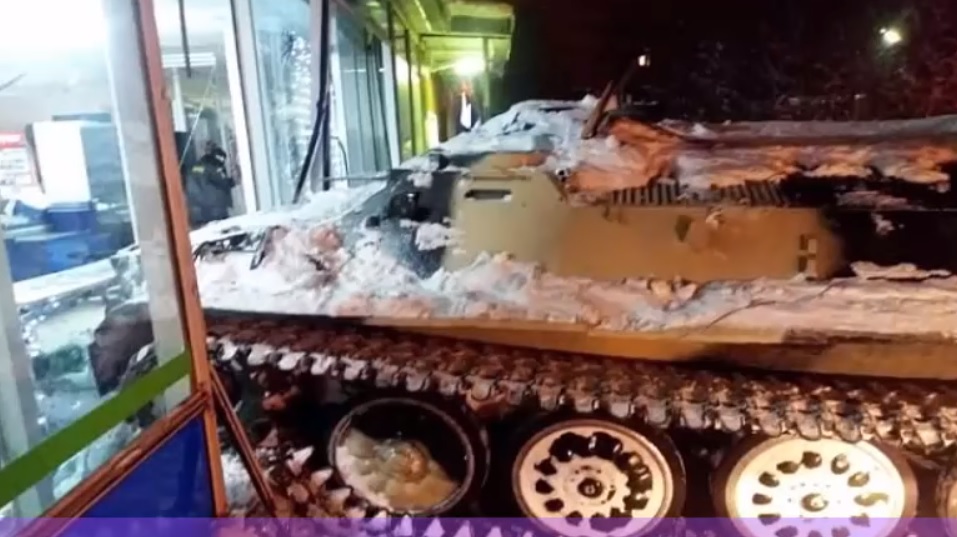 Harckocsival rontott be a boltba borért a részeg orosz – videó