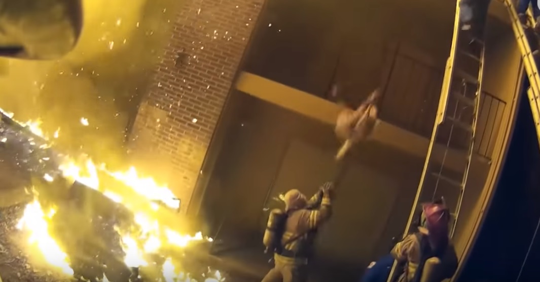 Videón, ahogy a hős tűzoltó elkapja a másodikról ledobott gyermeket