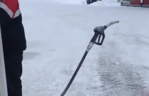 Levegőbe meredve fagyott meg egy benzinkút csöve az orosz zimankóban – videó