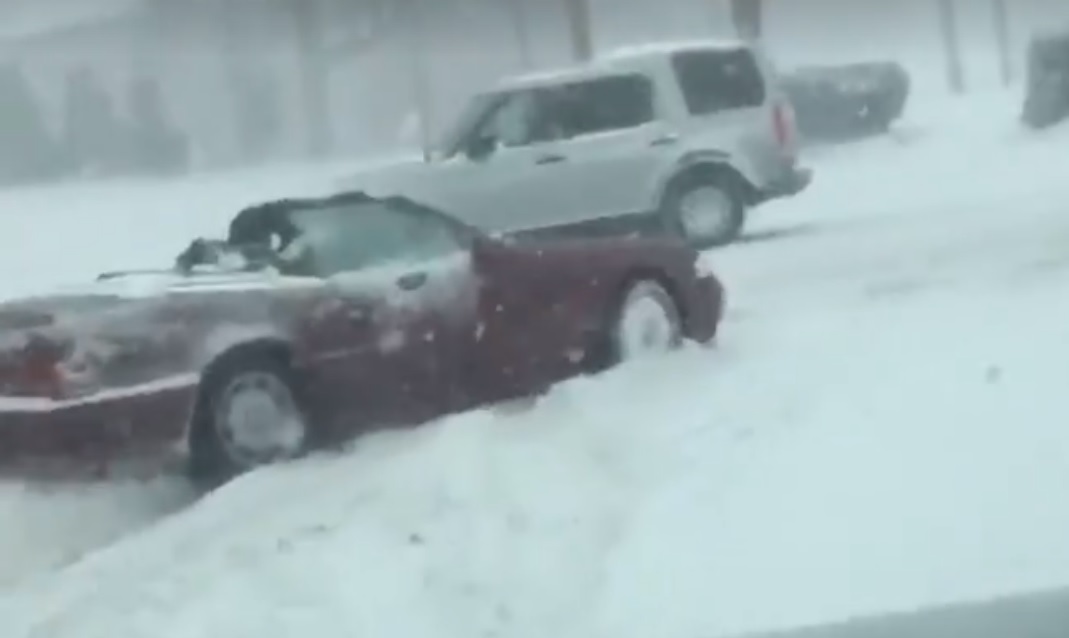 Nincs keményebb arc a hóviharban kabrióval csapató férfinél – videó