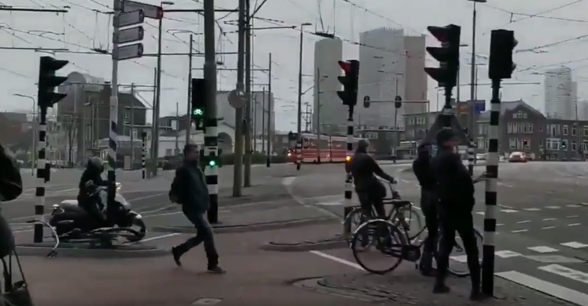 Hatalmas szél pusztított Hollandiában, bicikliúton sodorta a Toi-toi vécét – videók