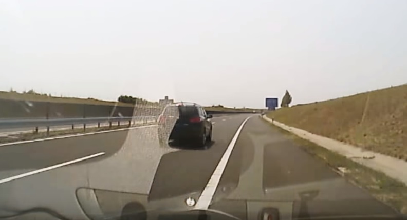 Elaludt egy sofőr az M6-oson, két gyermeke is vele utazott – videó