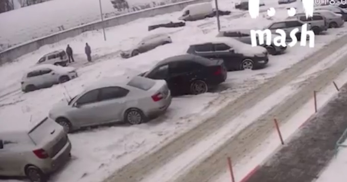 Garázsba dugták a kocsikat a hó elől, a legszörnyűbb dolog történt meg – videó