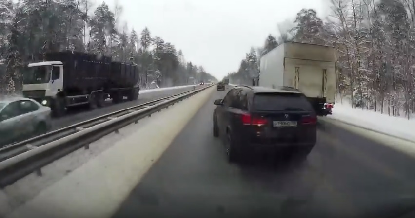 Fák közé lökte a teherautót a türelmetlen BMW-s – videó