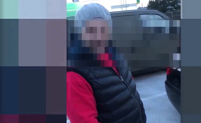 Lapáttal verte szét a dühös após a srác BMW-jét – videó
