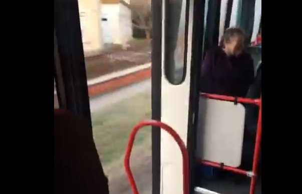 Nyitott ajtóval robogott az utasokkal teli szombathelyi busz – videó