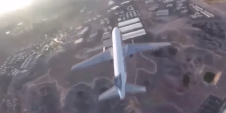 Drónnal repült át az utasszállító felett – videó