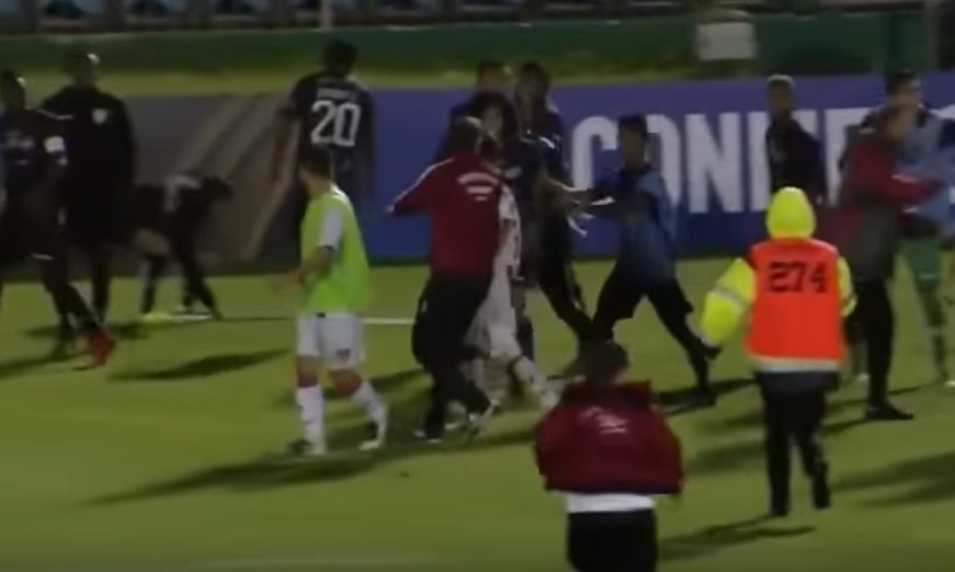 A szögletzászlót is feltépték a dél-amerikai focibunyóban – videó