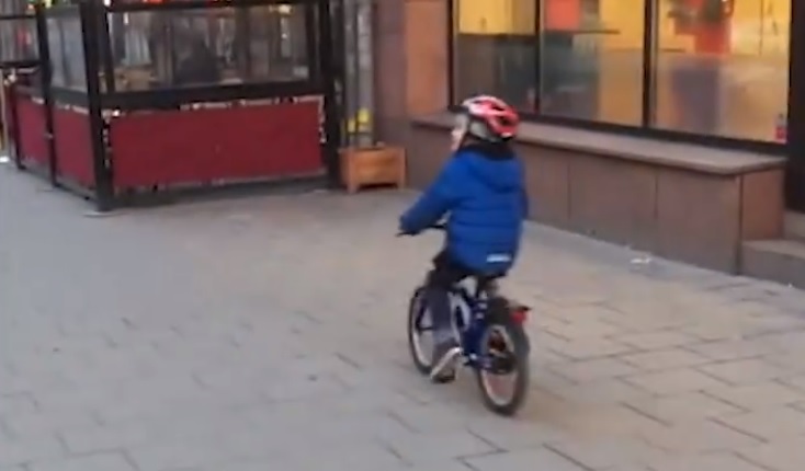 Sztriptízelő nőket bámult a bringás kisfiú, majd megtörtént a baj – videó