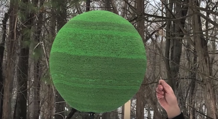 42 ezer gyufából épített gömböt egy évig, hogy aztán felgyújtsa – videó
