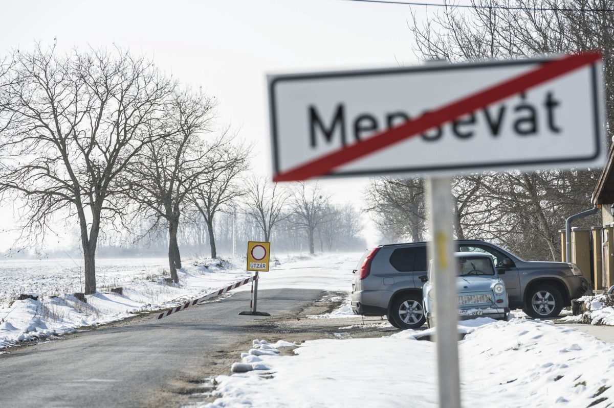 Hóátfúvás miatt lezárt útszakasz a Vas megyei Mersevát és Kemenesszentmárton között. MTI Fotó: Bodnár Boglárka