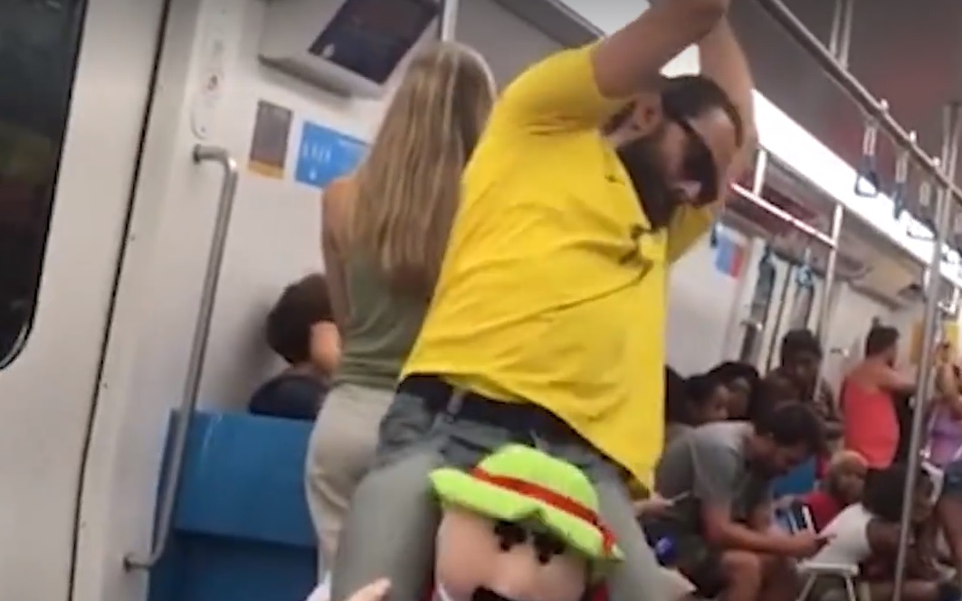 A „részeg vagyok, és egy törpe cipel a nyakában a metrón” jelmeznél nem látsz zseniálisabbat – videó