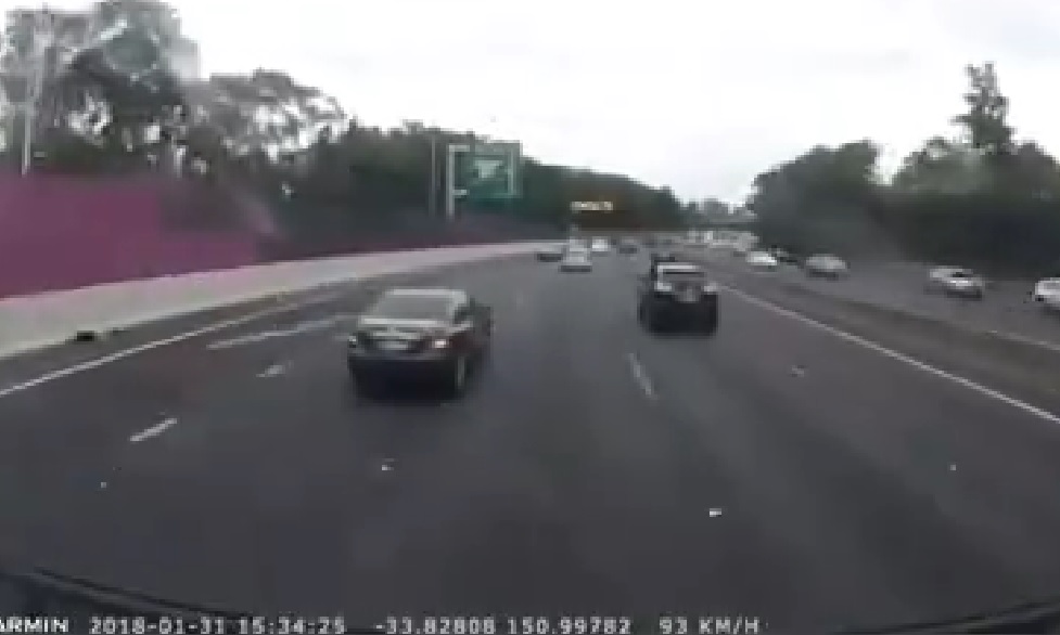 Így pusztít el egy kamion az autópályán, ha hülyén sorolsz be elé – videó