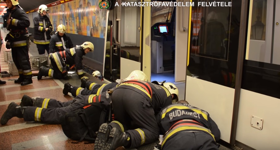 Elgázolt egy nőt a 2-es metró – videó a mentésről