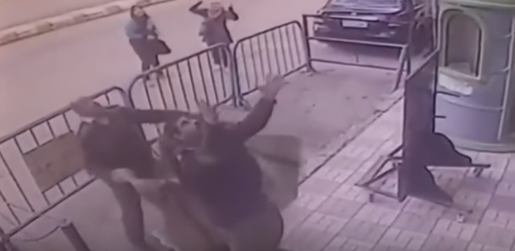 Rendőr kapta el a harmadikról kizuhant kisgyereket – videó