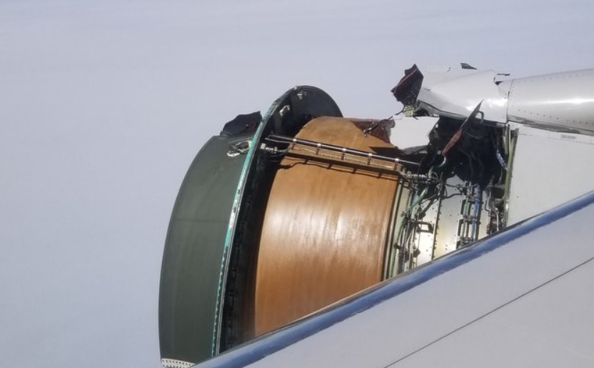 A levegőben hullott szét a repülőgép hajtóműve – ezt látták az utasok