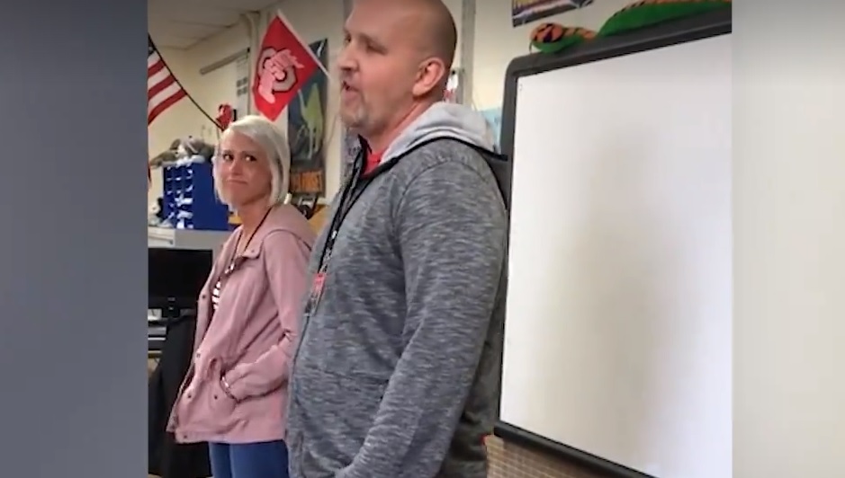 Egy tanár kiállt az osztálya elé, mert pletykáltak róla, amit ezután tett, attól tízezrek olvadnak – videó