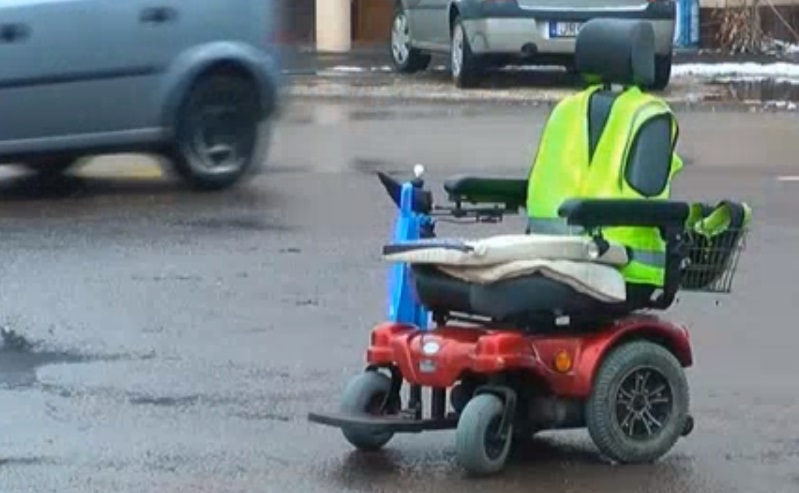 Videón, ahogy elgázolnak egy kerekesszékes férfit Szegeden