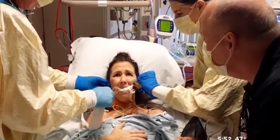 Mindent elárul a nő arca, aki először vesz levegőt új tüdejével – videó