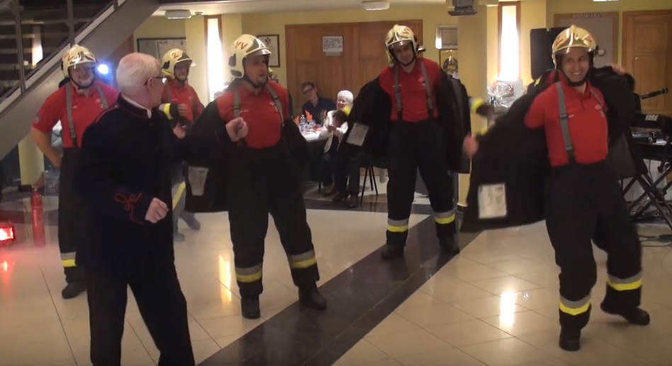 Letarolja a netet vasvári tűzoltók meglepetéstánca – videó