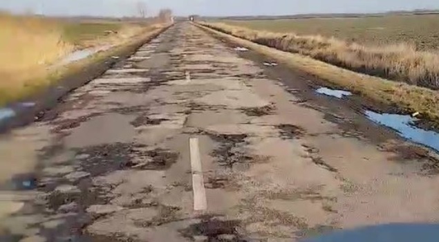 Videó: nincs ennél kátyúsabb út az egész országban