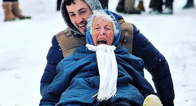 Elolvadt a net a 86 évesen vigyorogva szánkózó nagymamától – fotó
