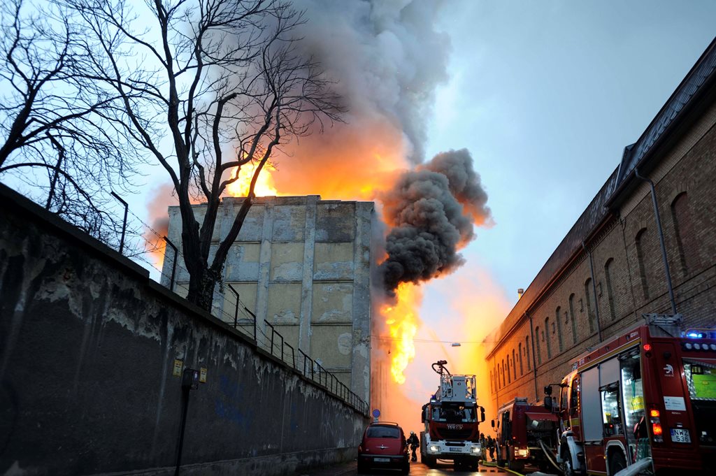 Kigyulladt egy raktárépület a fővárosban, a Soroksári úton (MTI Fotó: Mihádák Zoltán)