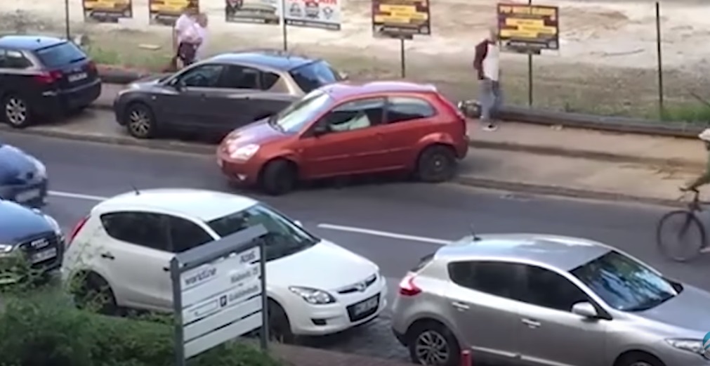 Ennél a parkolási bénázásnál nem látsz ma fájdalmasabbat – videó