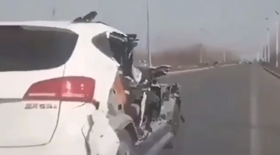 Totálkáros, szétvágott kocsival csapatták az autópályán – videó