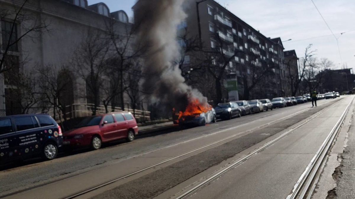 Hatalmas lánggal égett egy autó Budapesten – videó