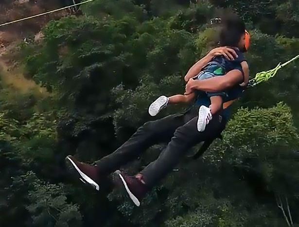Kislányával a karjában bungee jumpingolt egy apa – videó