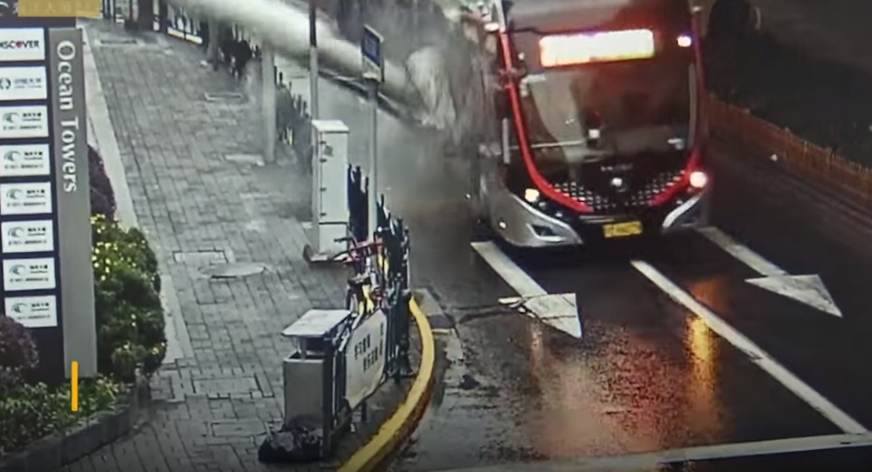 Buszba csapódott az épületről leszakadt oszlop, videón a baleset