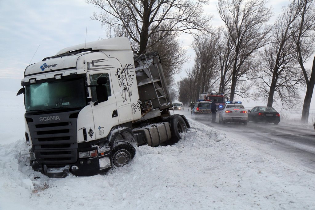 A hófúvásban az árokba csúszott kamion a 37-es számú főúton Gesztely közelében 2017. január 18-án. MTI Fotó: Vajda János