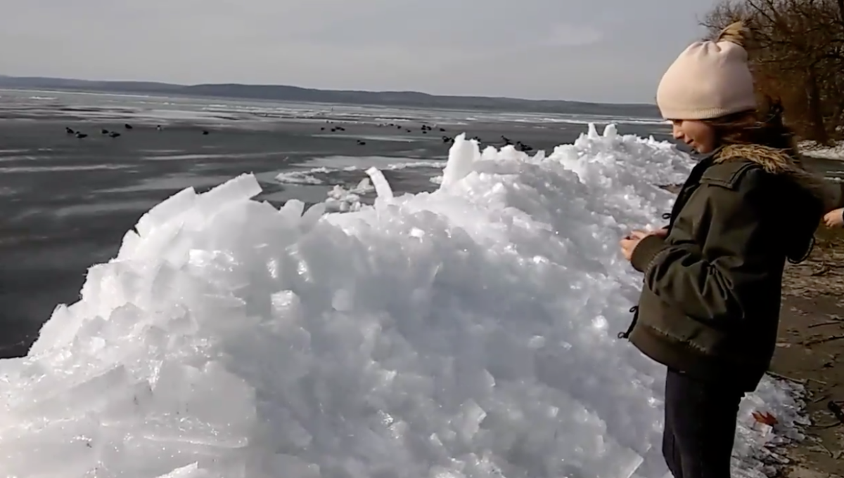 Kiolvadt a Balaton, óriási jégtorlaszok rohanták meg a partot – videók