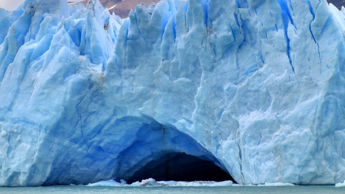 Turisták százai előtt omlott össze a 300 méteres jéghíd – videó