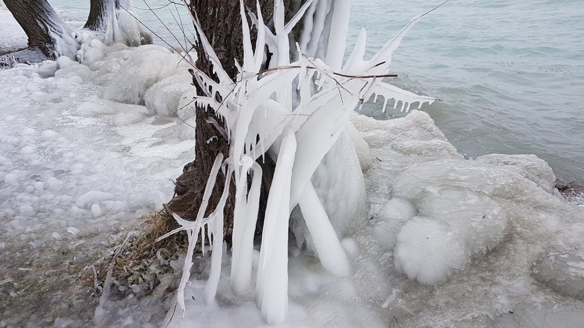 Meseszerű jégszobrokat hozott létre a természet a Balatonnál – videó