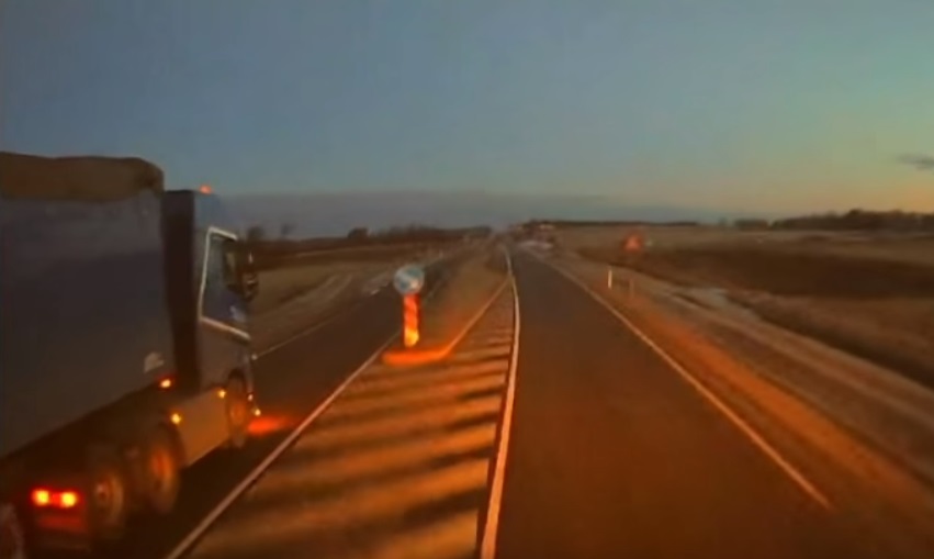 Elképesztő előzést mutatott be egy kamionos a szembe sávban – videó