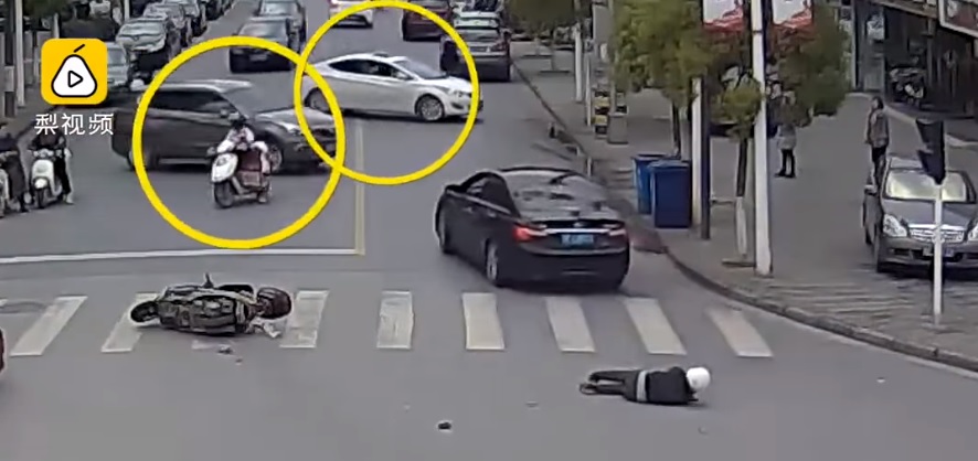 Instant karma: elgázolta a motorost, azonnal érkezett a népi megtorlás