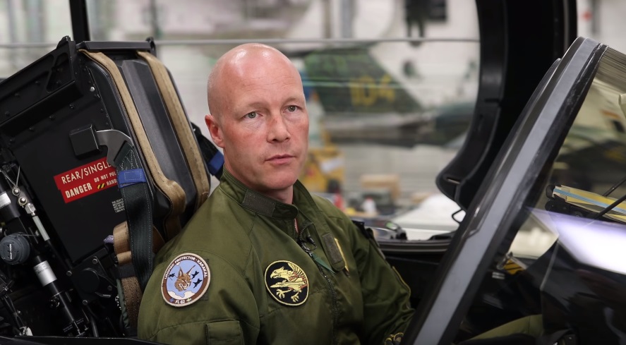 Videó: ekkora fájdalmakat él át a pilóta, mikor vadászgéppel piruettezik