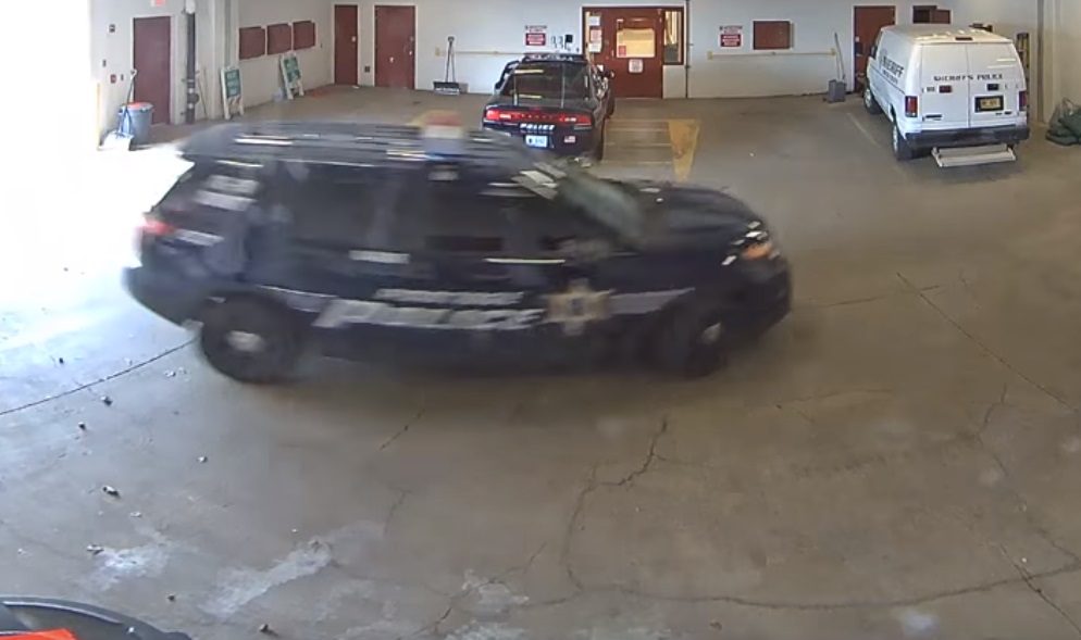 Filmbe illő szökés egy rendőrségen – az egészet videóra vették