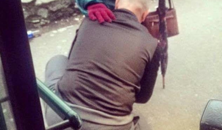 Leszállt a buszsofőr egy idős nő miatt, tízezrek osztják a fotót arról, amit tett