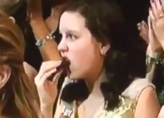 Felszántja a netet az Oscar-gálán sütit tömő lány videója