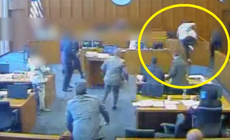 Szitává lőtték a férfit a bíróságon – felkavaró videó