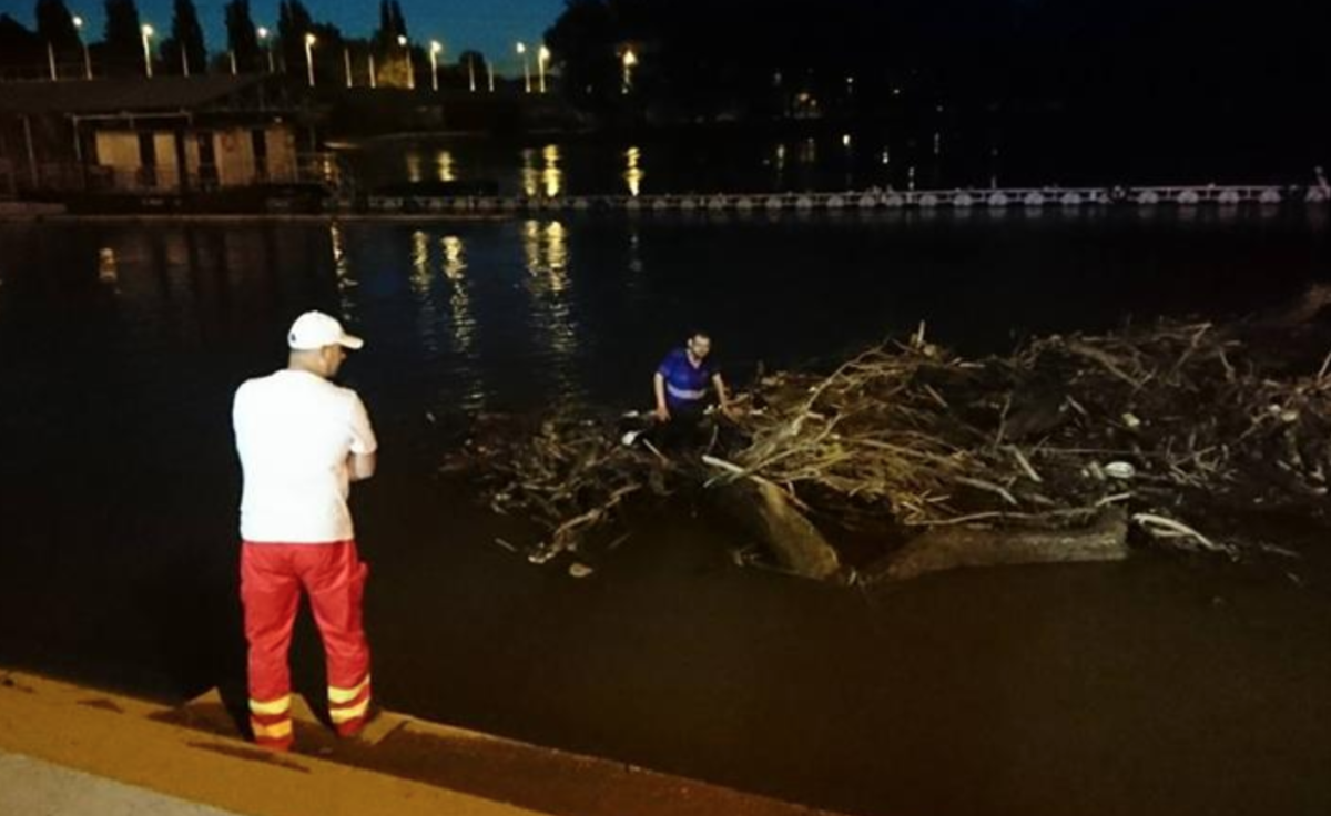 Alvó férfit sodort a Tisza egy kupac faágon – a mentősök sem értik, hogyan került oda