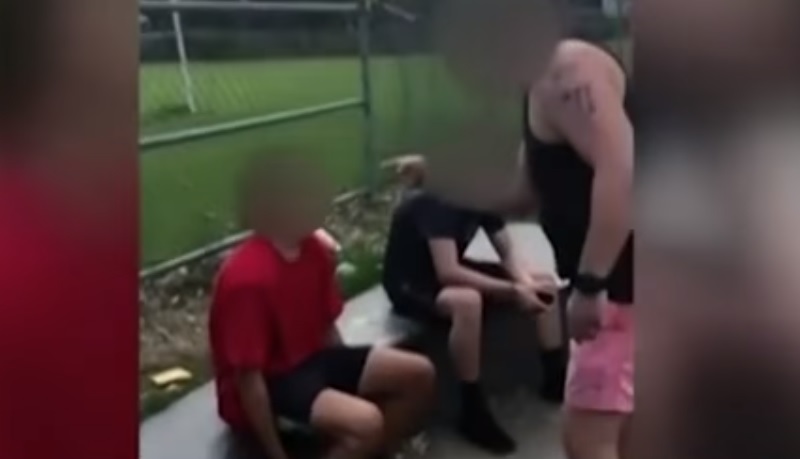 Brutális videó: nekirontott a kislányát zaklató srácnak az apuka
