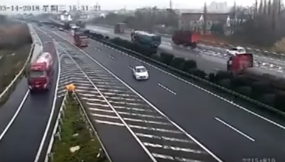 Túlment az autópályalehajtón, rémálomba illő balesetet okozott – videó