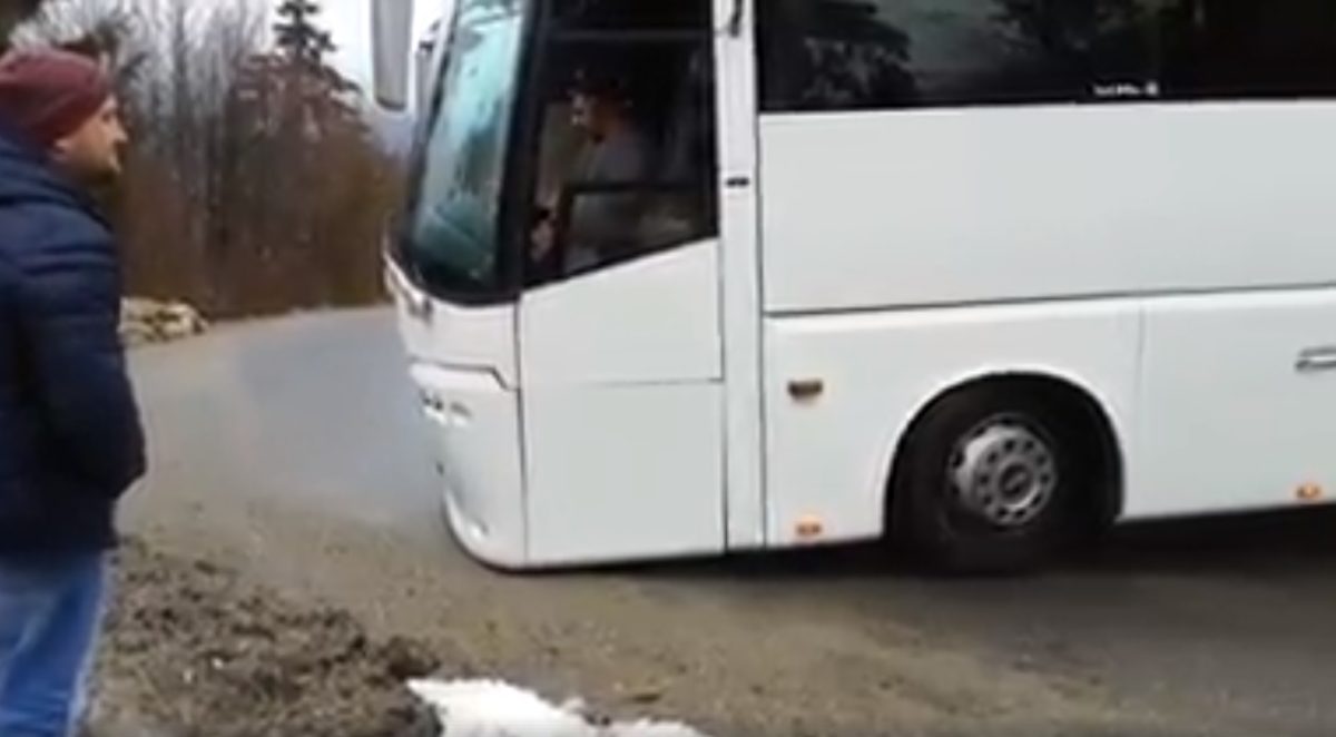 Megrázó videón a román turistabusz manővere – ezt nem így tervezte a sofőr